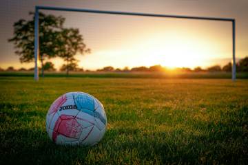 挪威队质疑英格兰队首球碰线缆无效，FIFA官方数据给出明确结论（配图示意）